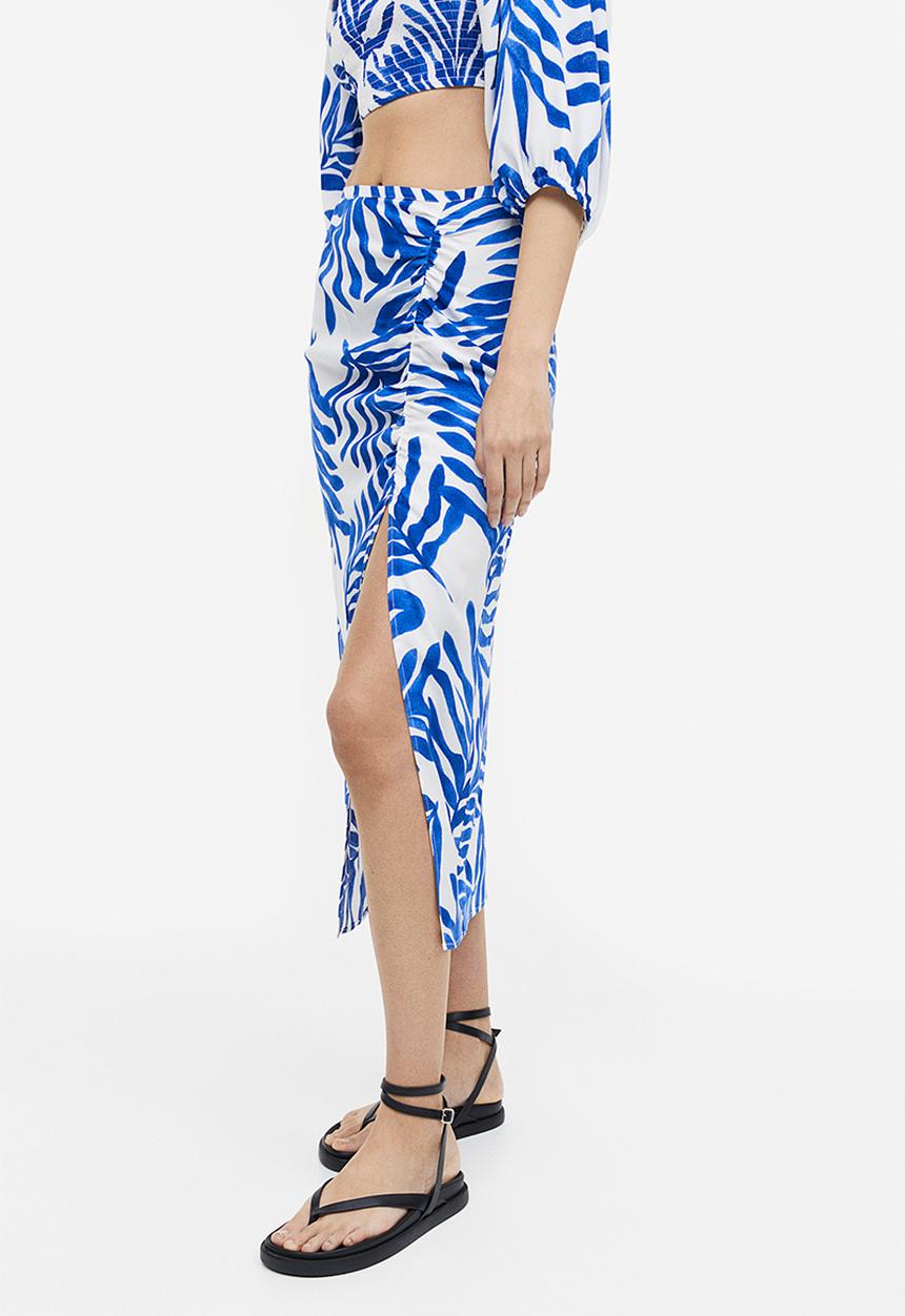H&M - Crêpe high-slit skirt - white/blue patterned