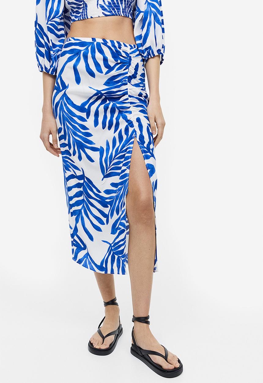 H&M - Crêpe high-slit skirt - white/blue patterned