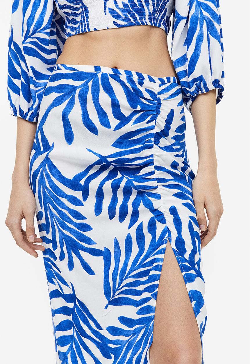 H&M - Crêpe high-slit skirt - white/blue patterned