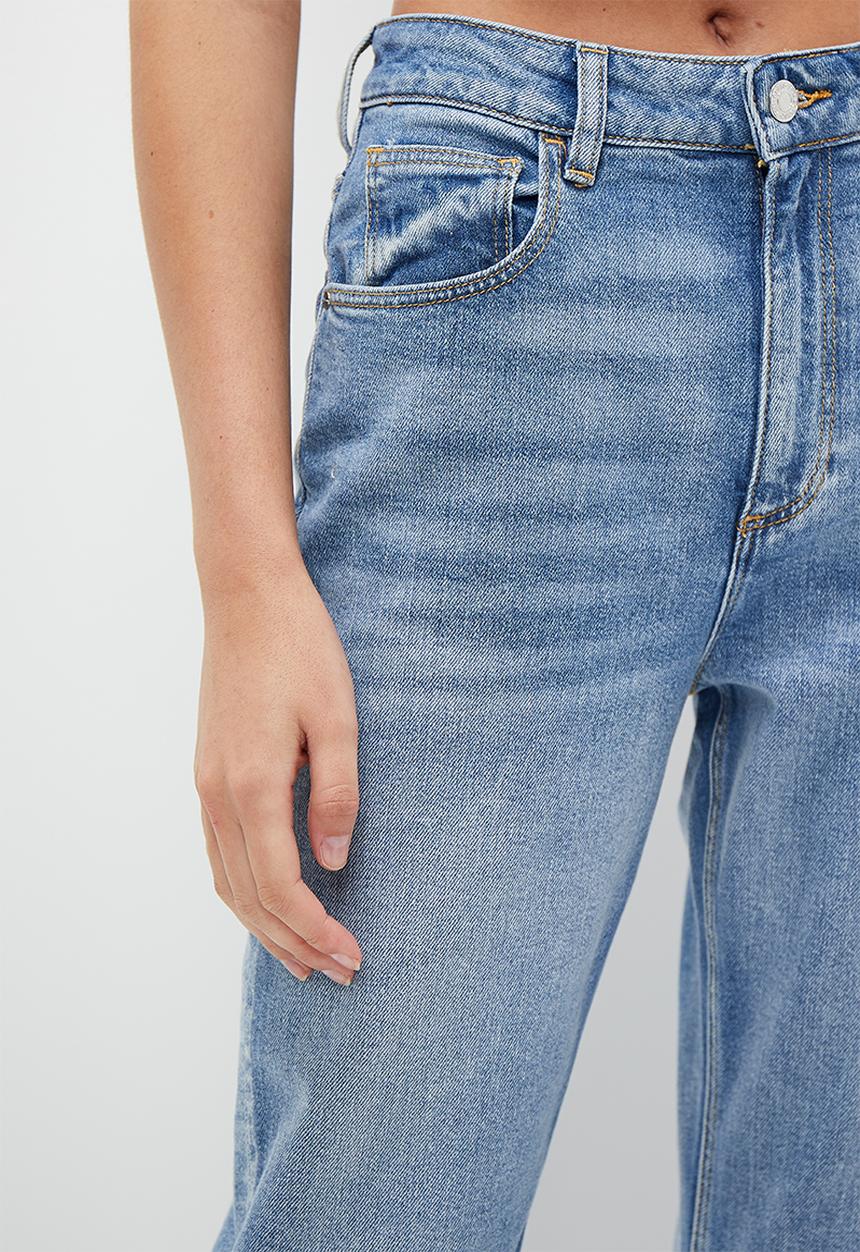 GUESS - High rise mom jean - light wash