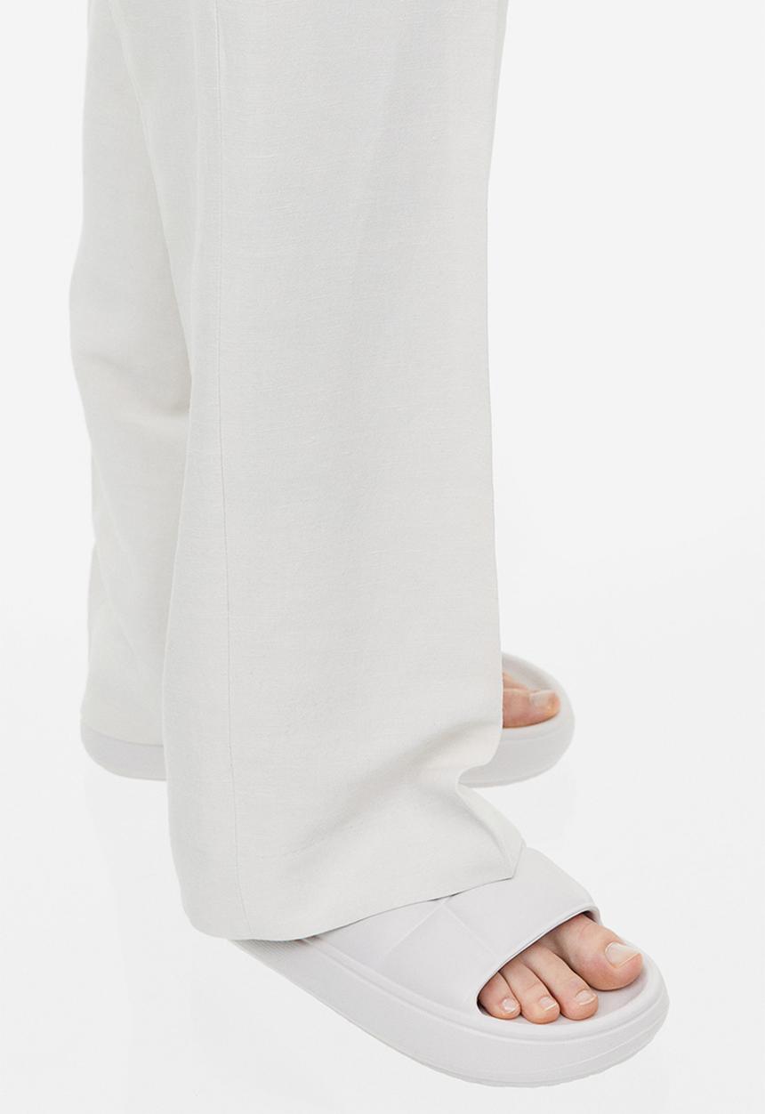 H&M - Quilted pool shoes - cream