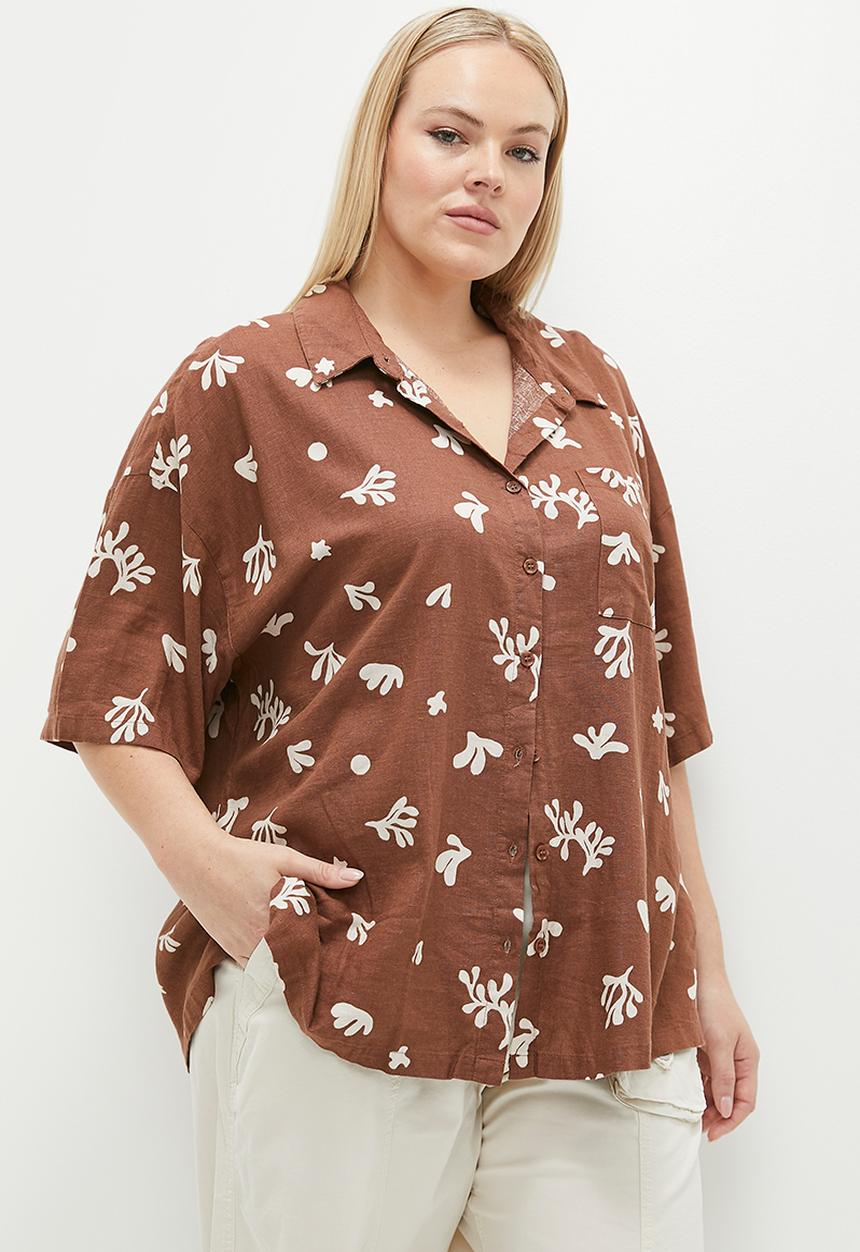 Cotton On - Plus Haven Short Sleeve Shirt - Bottle Brown Coral