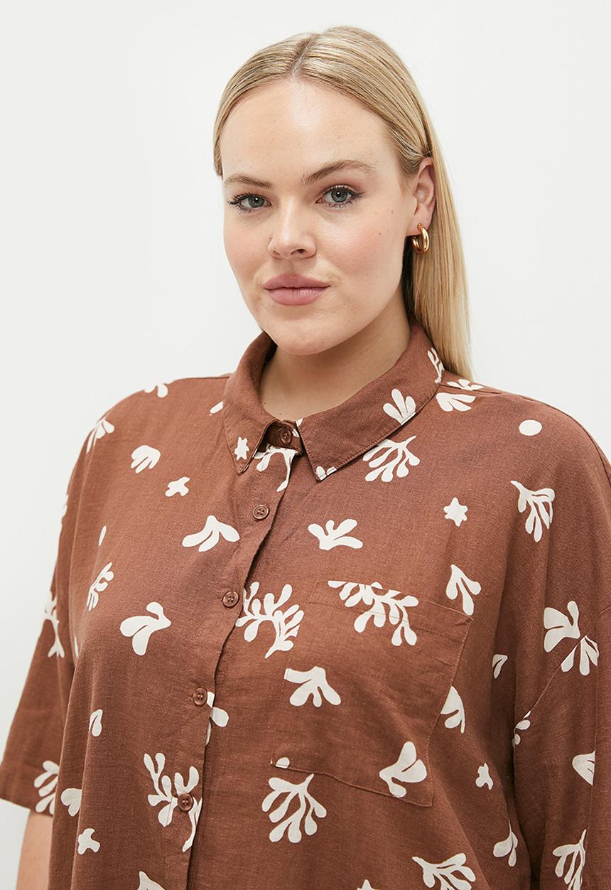 Cotton On - Plus Haven Short Sleeve Shirt - Bottle Brown Coral