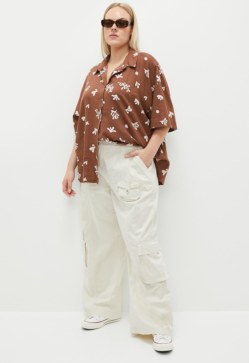 Cotton On - Plus Haven Short Sleeve Shirt - Bottle Brown Coral