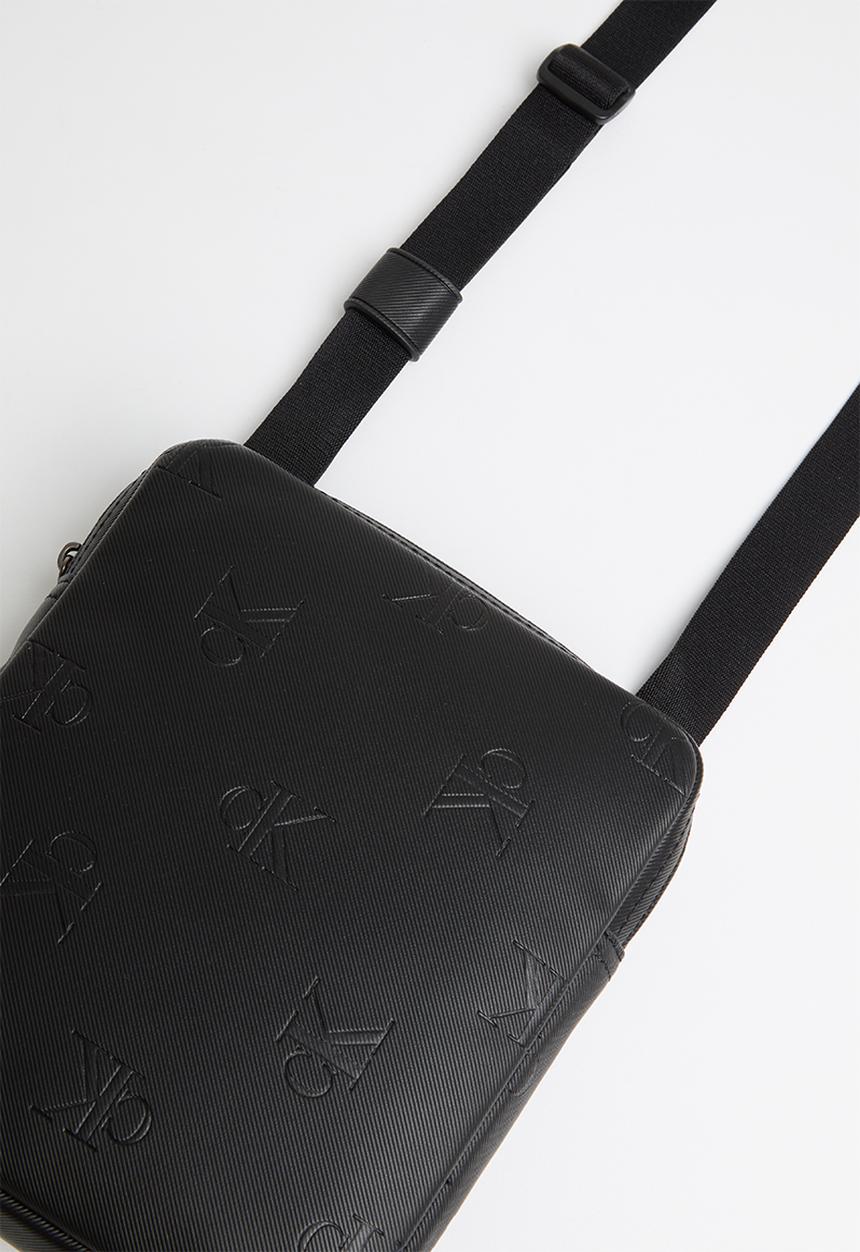 Calvin Klein - Ck monogram soft reporter18 aop - black 