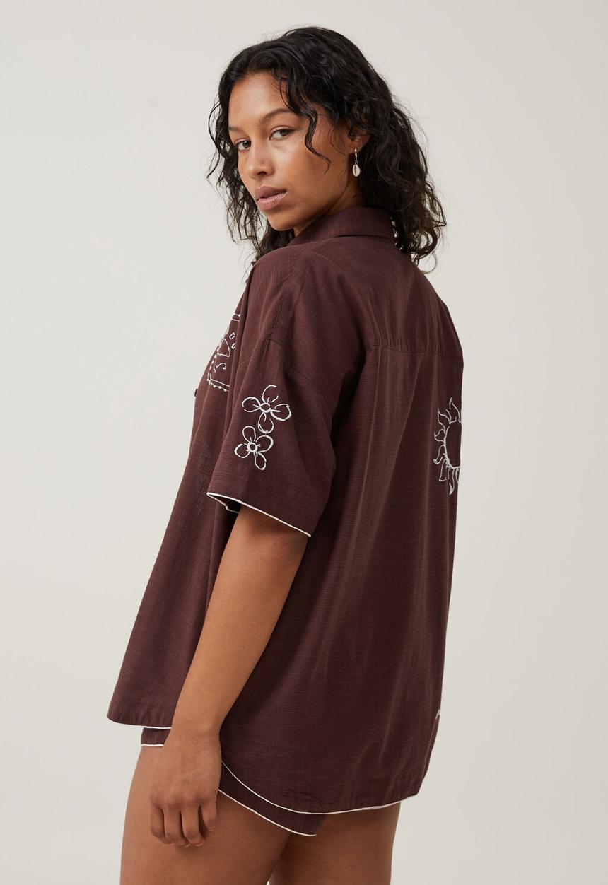 Cotton On - Hayley shirt-surf stickers emb - dark oak