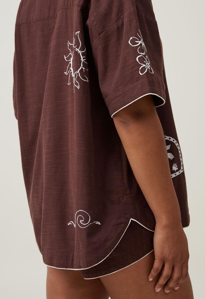 Cotton On - Hayley shirt-surf stickers emb - dark oak