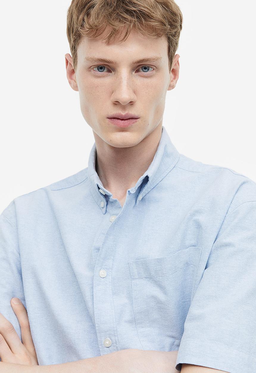 H&M - Relaxed fit short-sleeved oxford shirt - light blue 