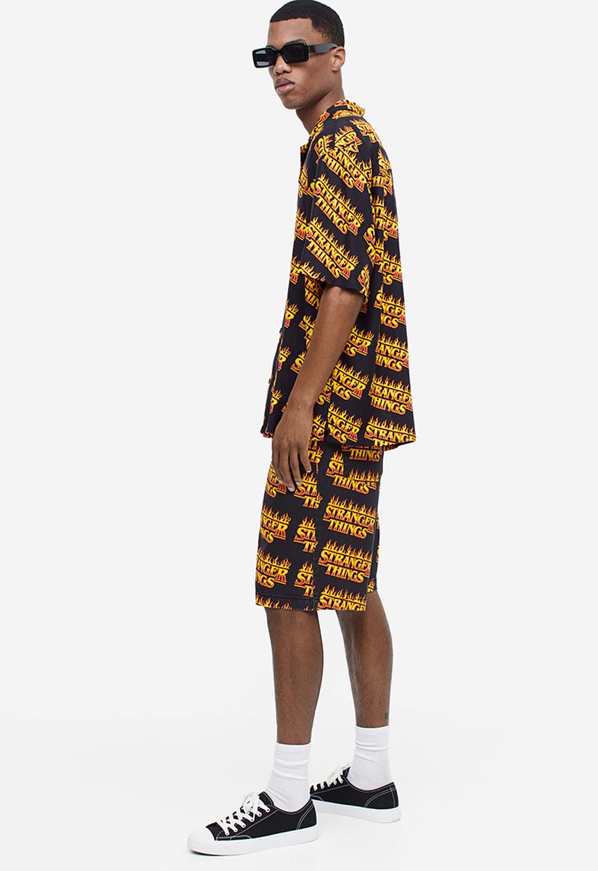 H&M - Loose fit printed twill shorts - black stranger things