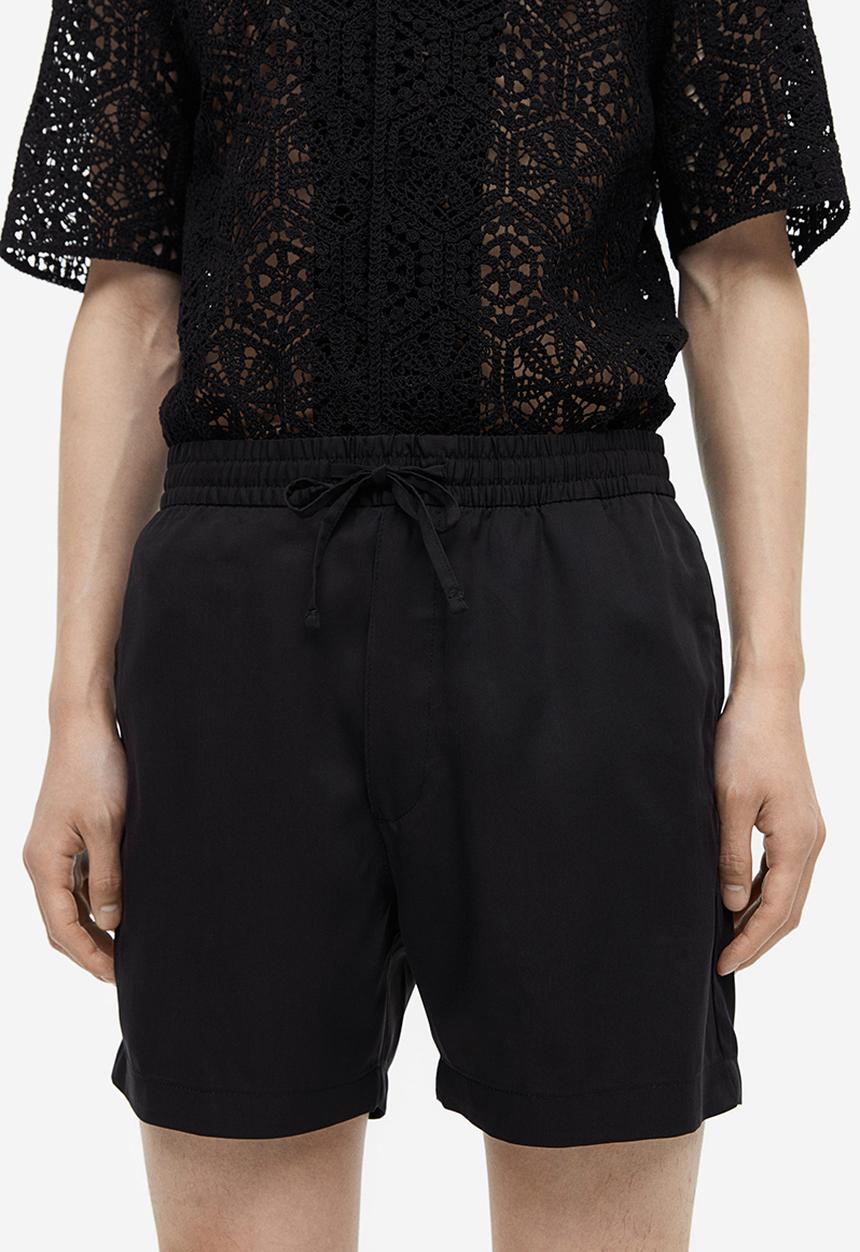 H&M - Regular fit lyocell shorts - black