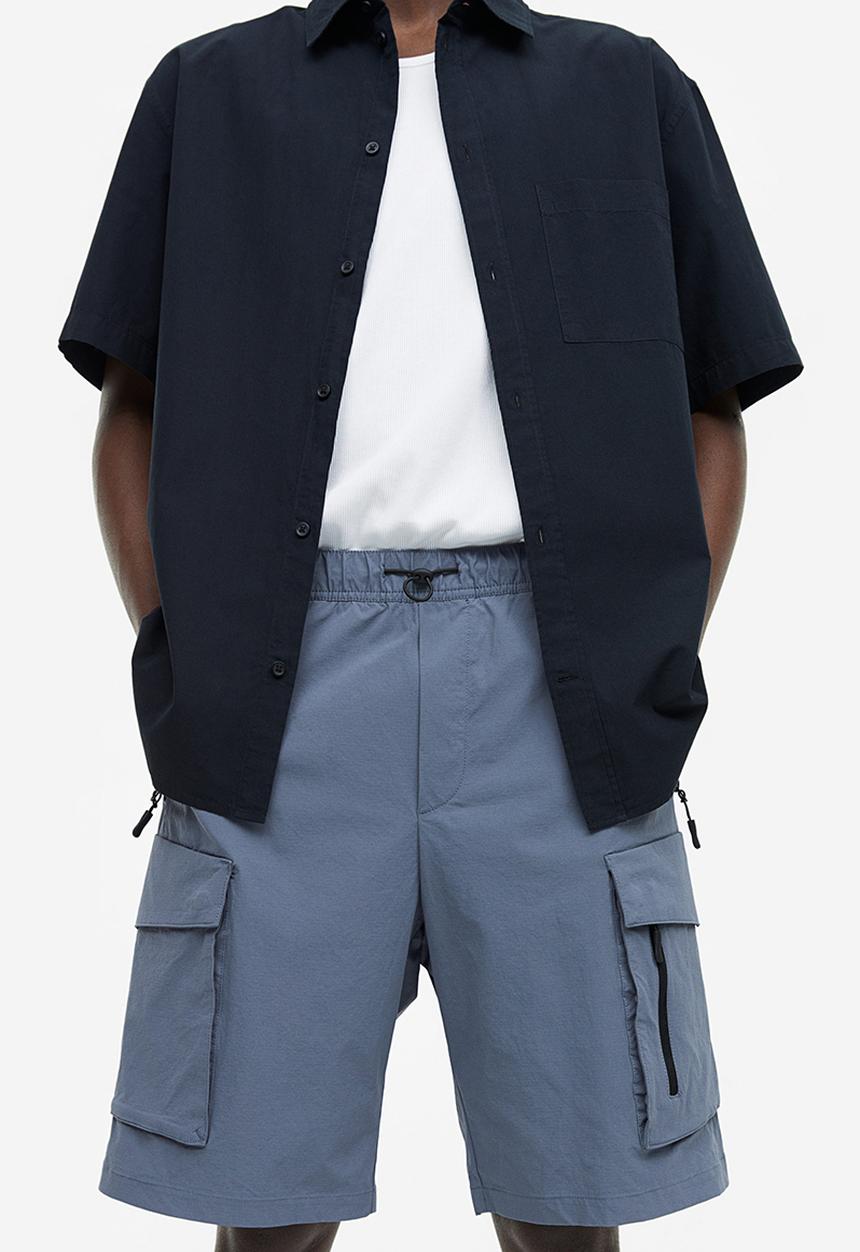 H&M - Relaxed fit nylon cargo shorts - dark blue 