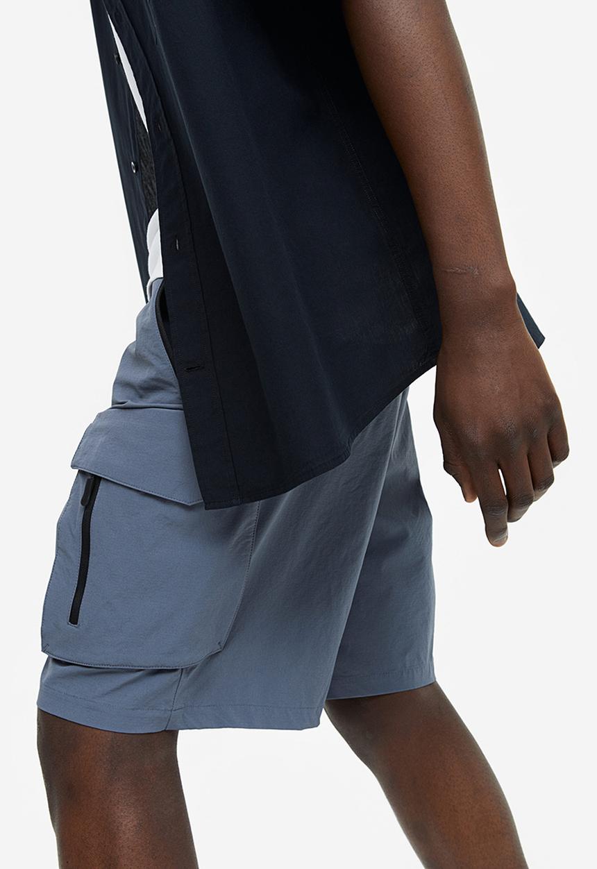 H&M - Relaxed fit nylon cargo shorts - dark blue 