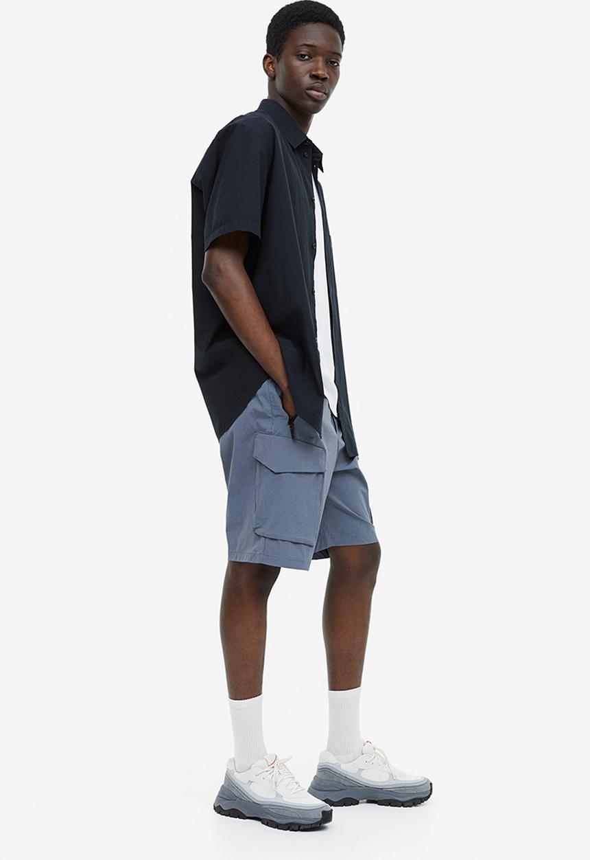 H&M - Relaxed fit nylon cargo shorts - dark blue 