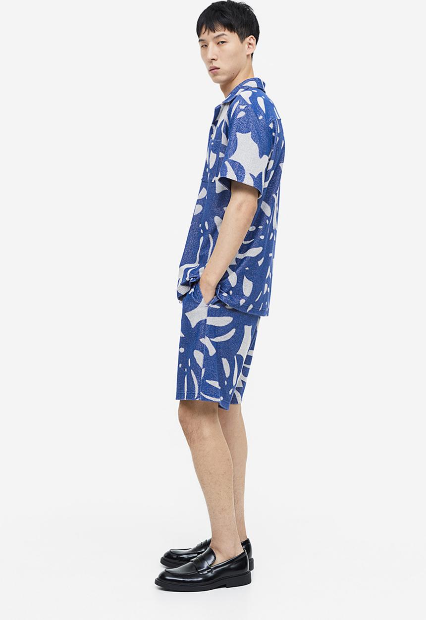 H&M - Regular fit terry shorts - blue leaf-patterned 