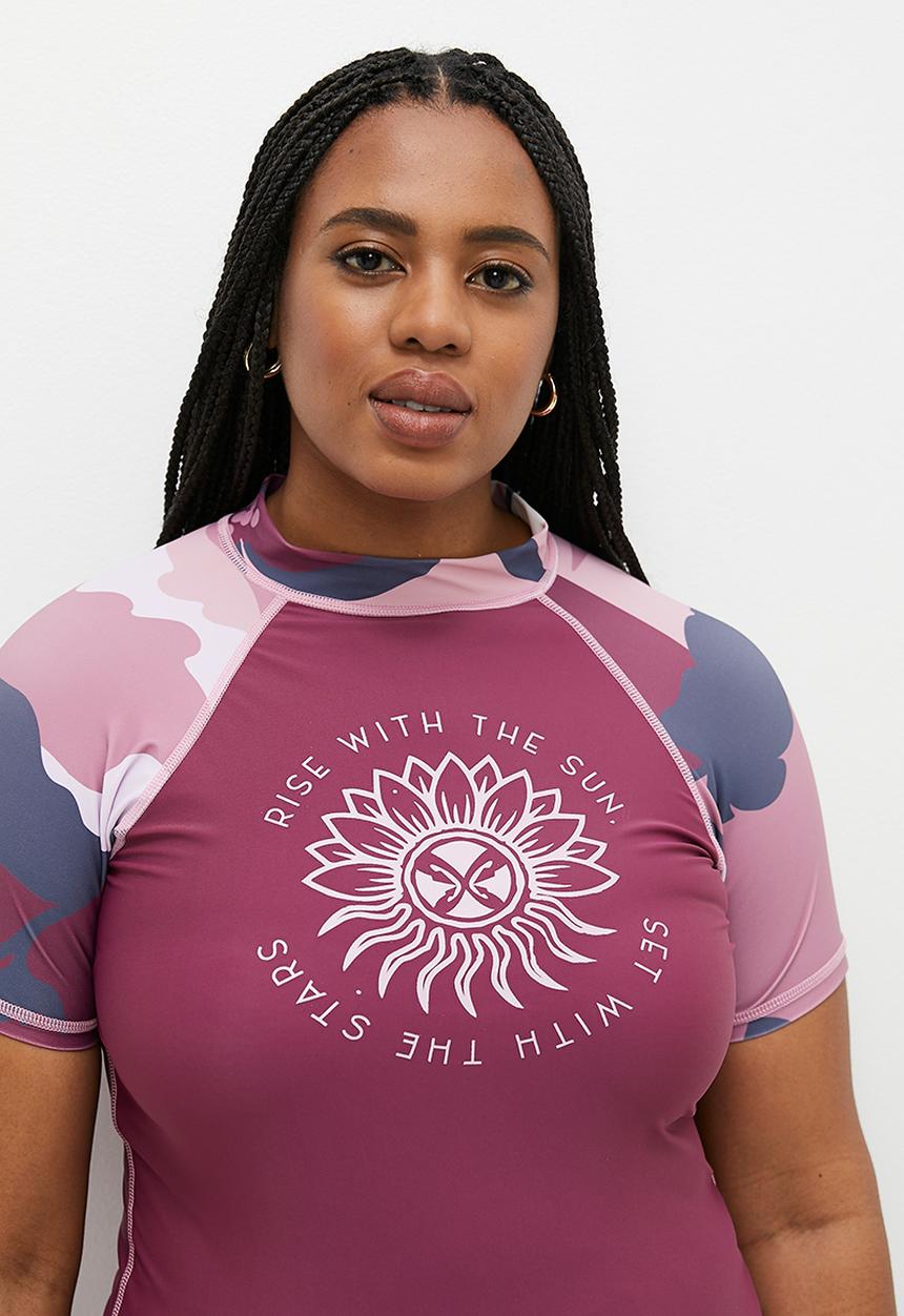 Lizzy - Plus talyn short sleeve rashie - pink abstract floral