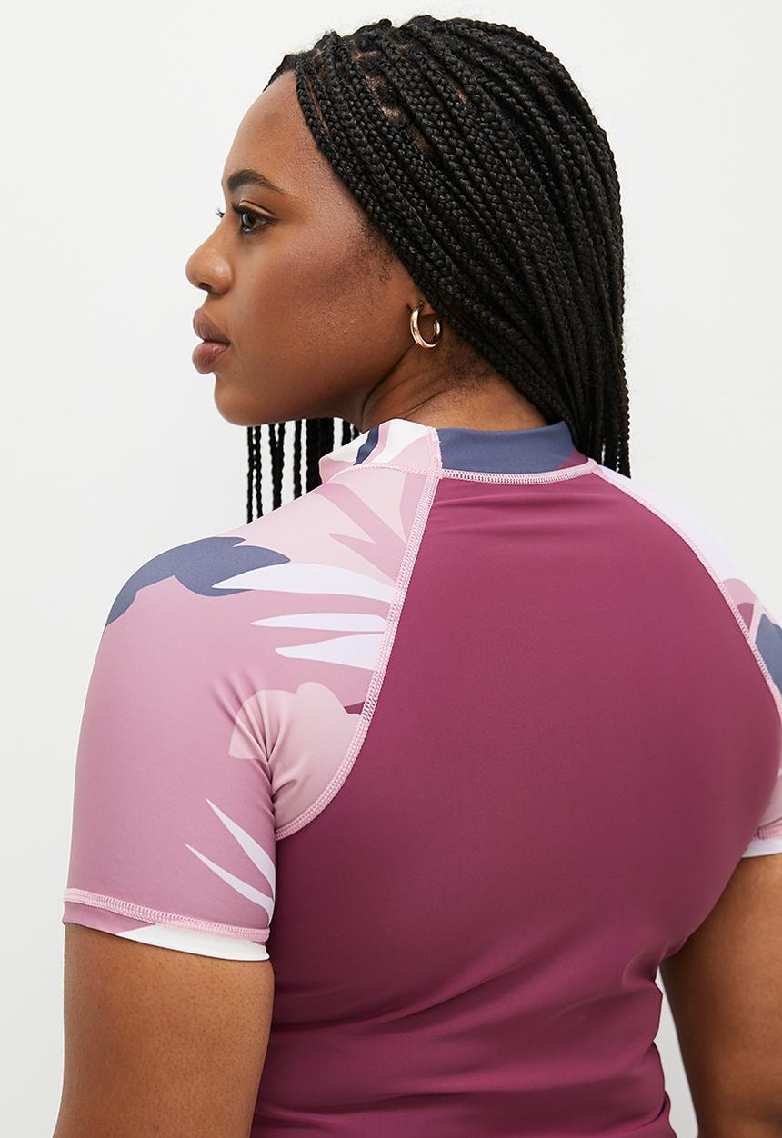 Lizzy - Plus talyn short sleeve rashie - pink abstract floral