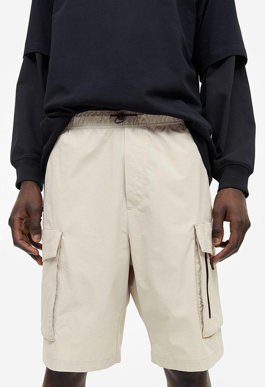 H&M - Relaxed fit nylon cargo shorts - light beige 