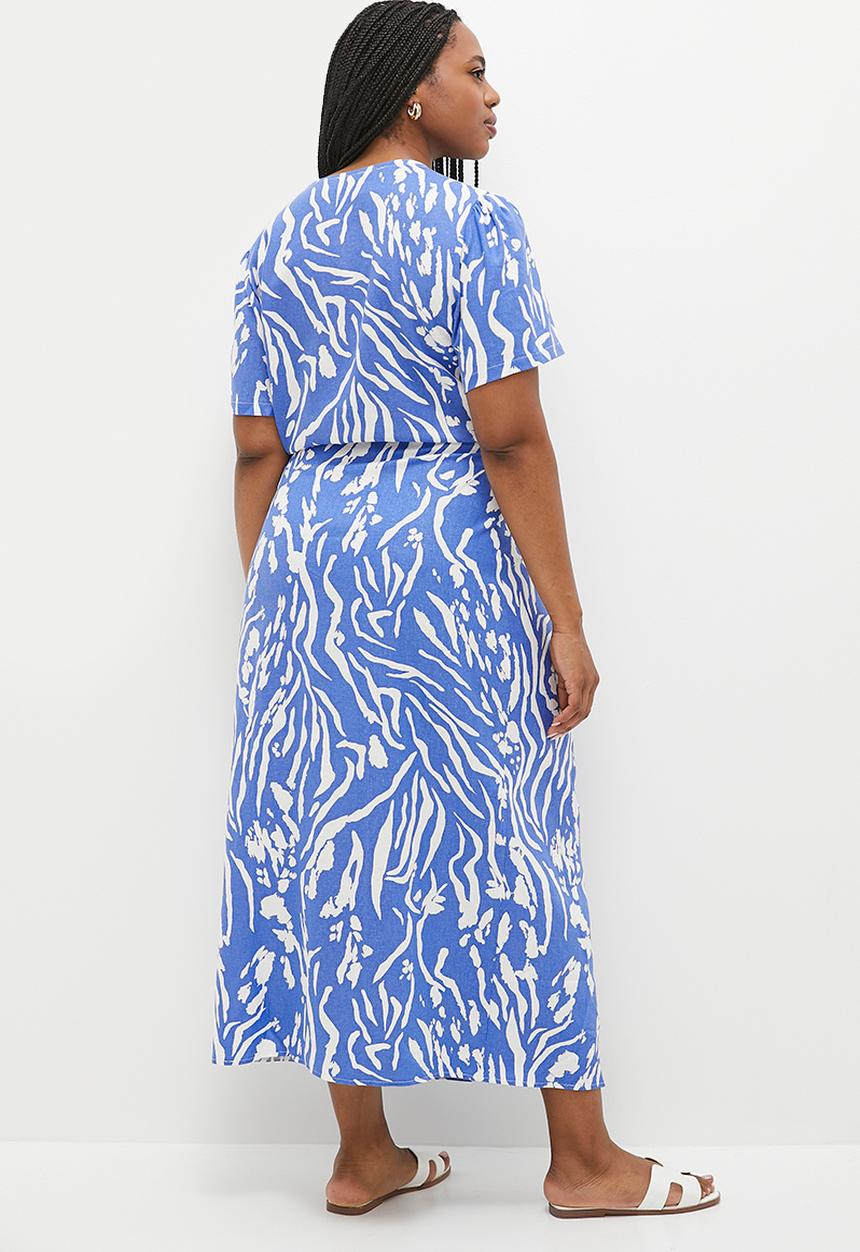 Me&B - Plus Wrap Dress in Delft Animal - Blue & Cream
