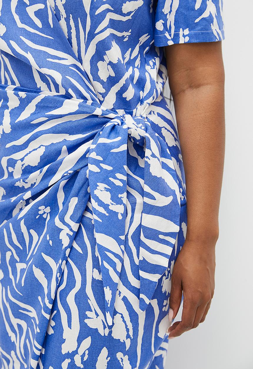 Me&B - Plus Wrap Dress in Delft Animal - Blue & Cream