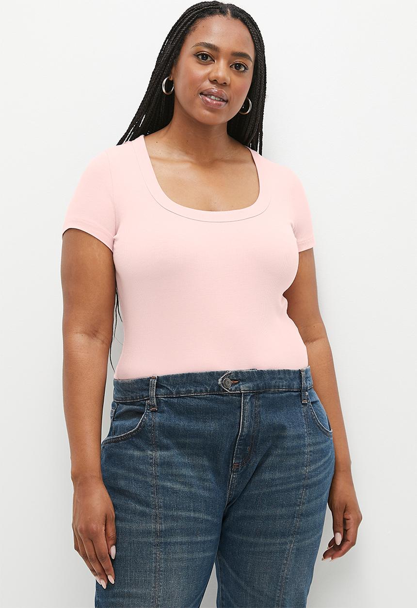 Cotton On - Plus Staple Rib Scoop Neck Short Sleeve Top - Chalk Pink