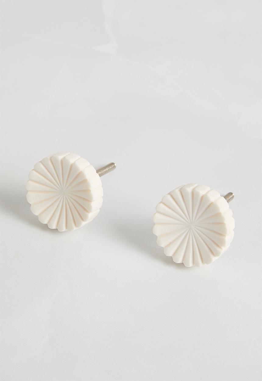 Sixth Floor - Nena Daisy Knob Set of 2 White