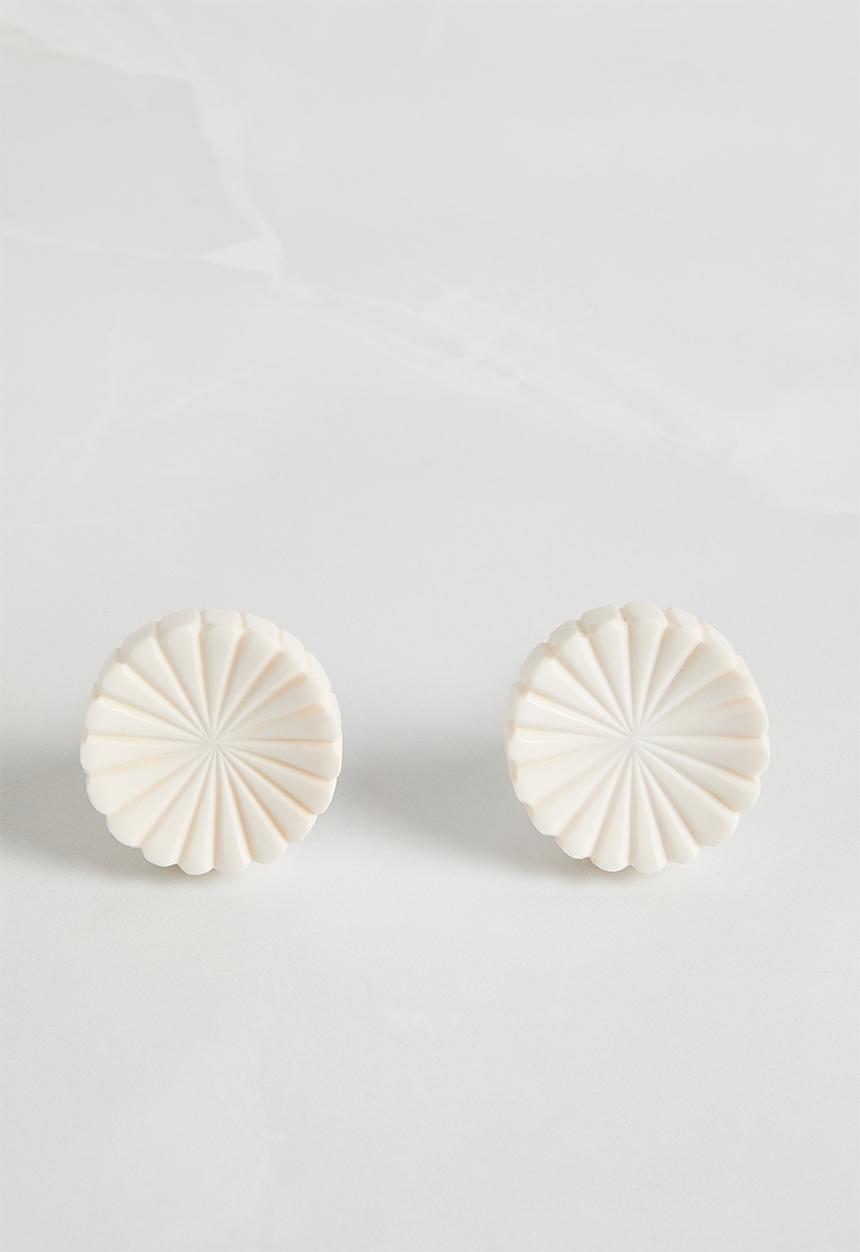 Sixth Floor - Nena Daisy Knob Set of 2 White