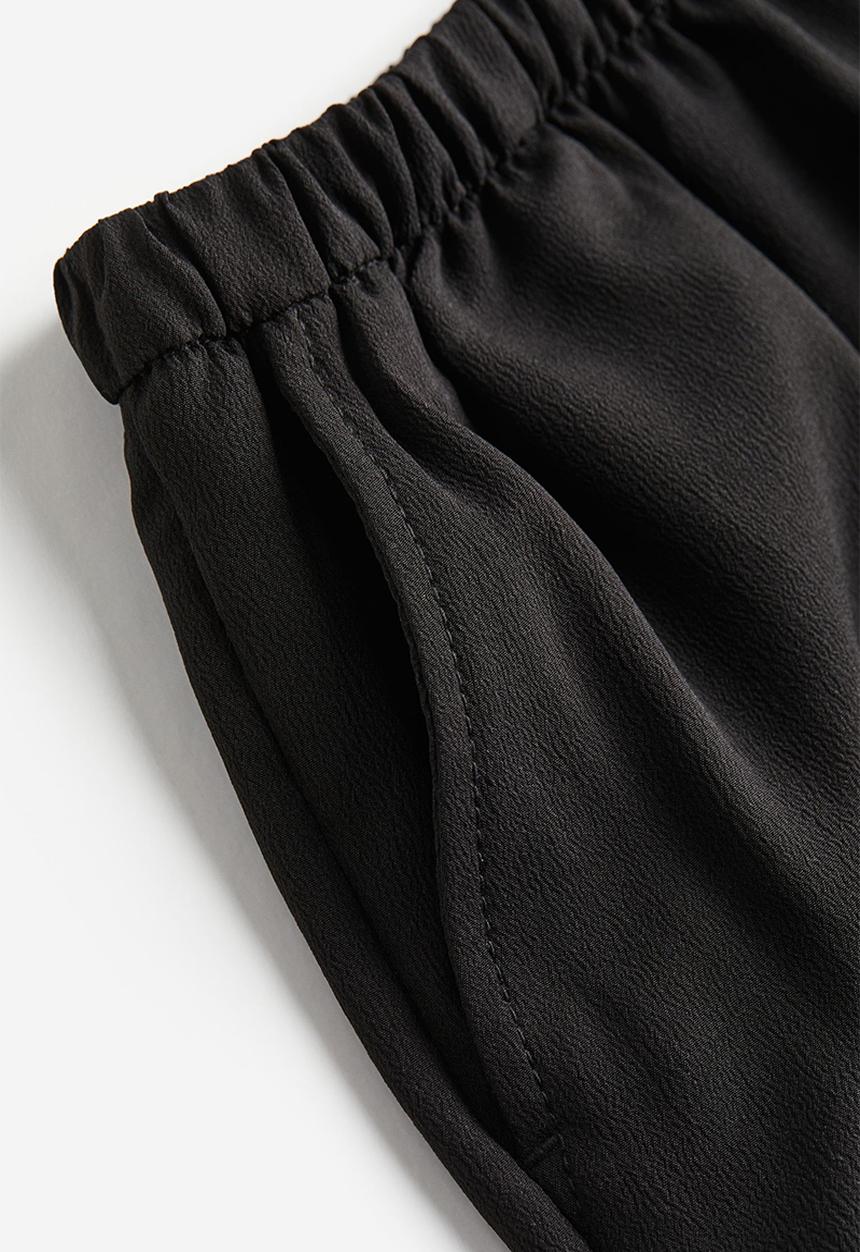 H&M - Flounce-trimmed shorts - black