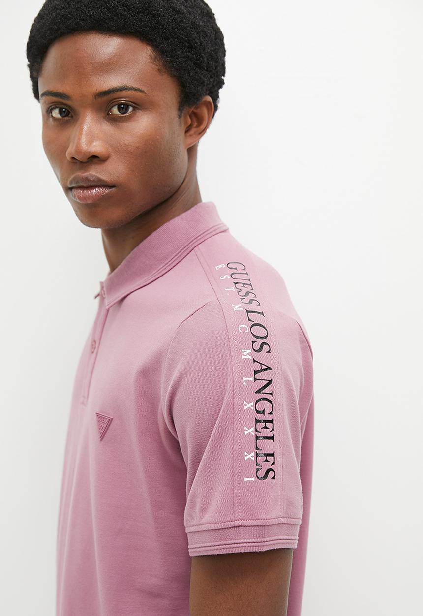 GUESS - Short sleeve logo on sleeve polo - blush mauve