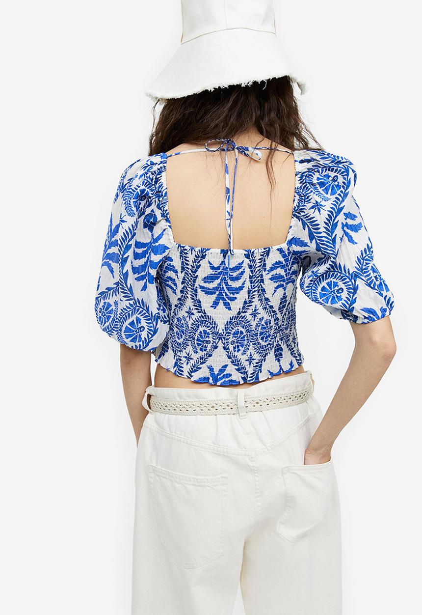 H&M - Smocked top - white blue patterned 