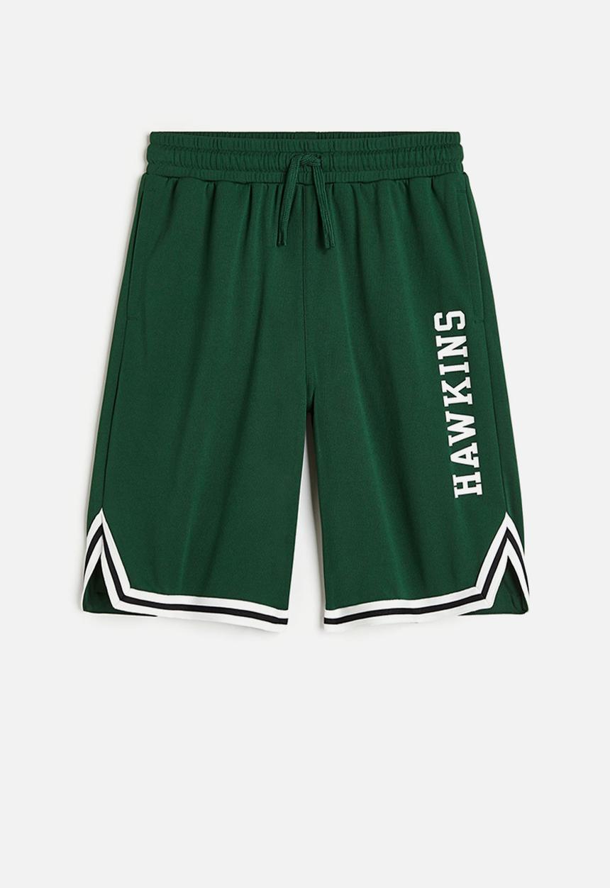 H&M - Printed basketball shorts - dark green/stranger things