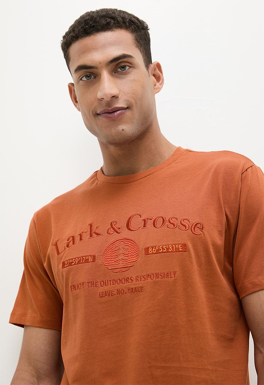 Lark & Crosse - Regular fit emb/hd print logo graphic tees - rust 
