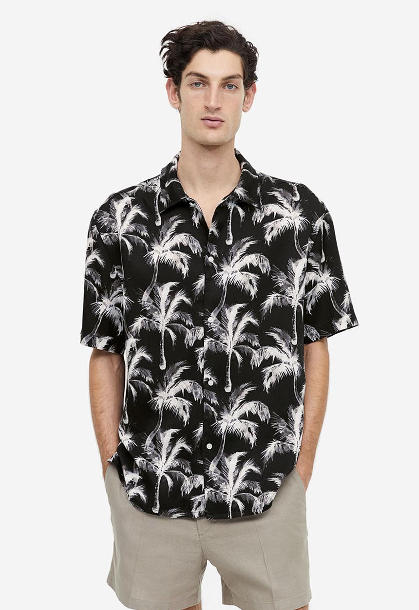 H&M - Regular fit short-sleeved lyocell shirt - black/palm trees