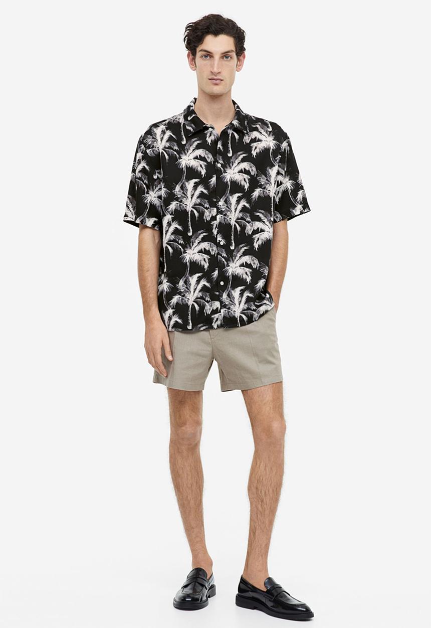 H&M - Regular fit short-sleeved lyocell shirt - black/palm trees