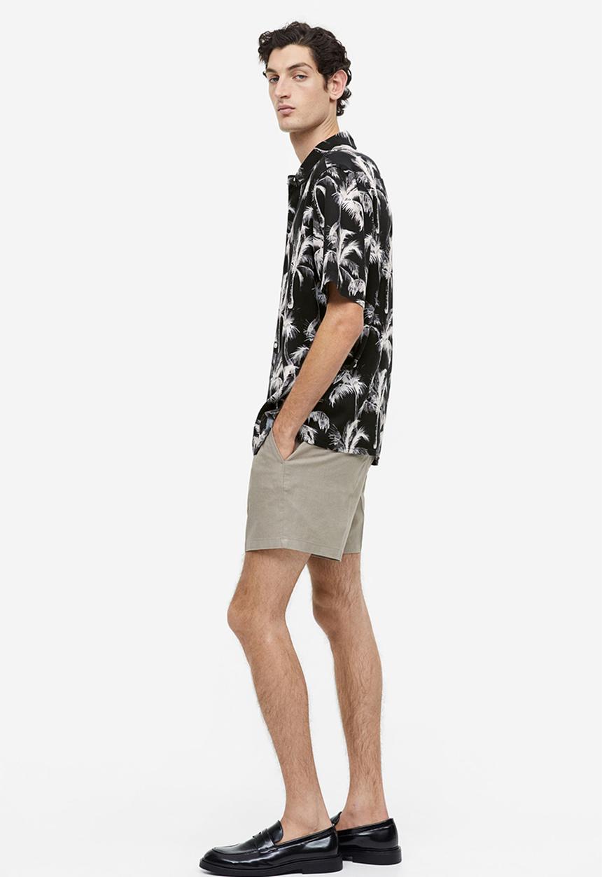 H&M - Regular fit short-sleeved lyocell shirt - black/palm trees
