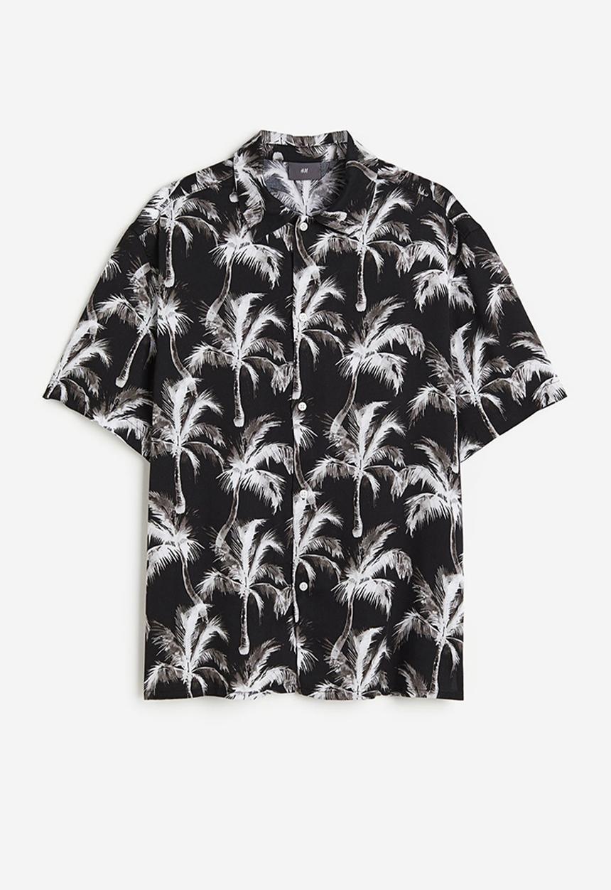 H&M - Regular fit short-sleeved lyocell shirt - black/palm trees