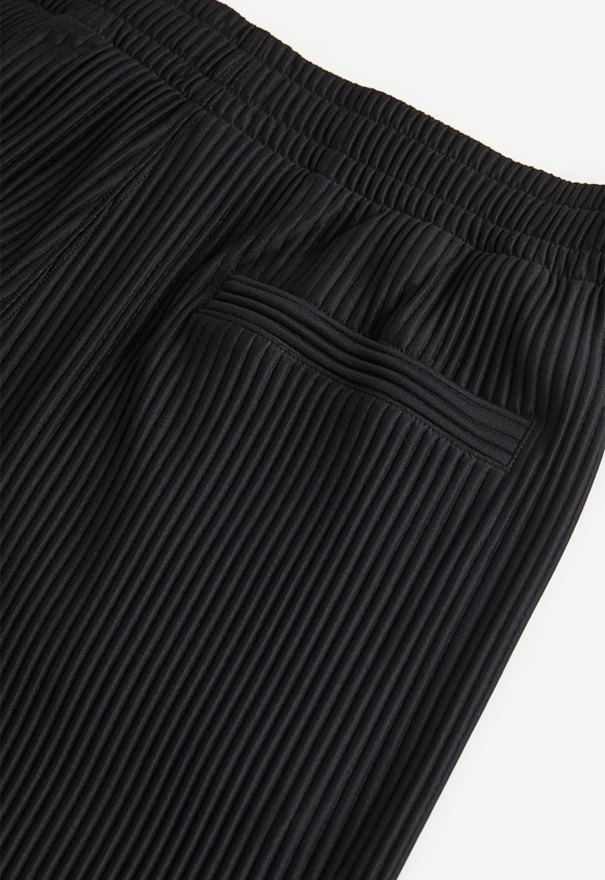 H&M - Regular fit pleated shorts - black