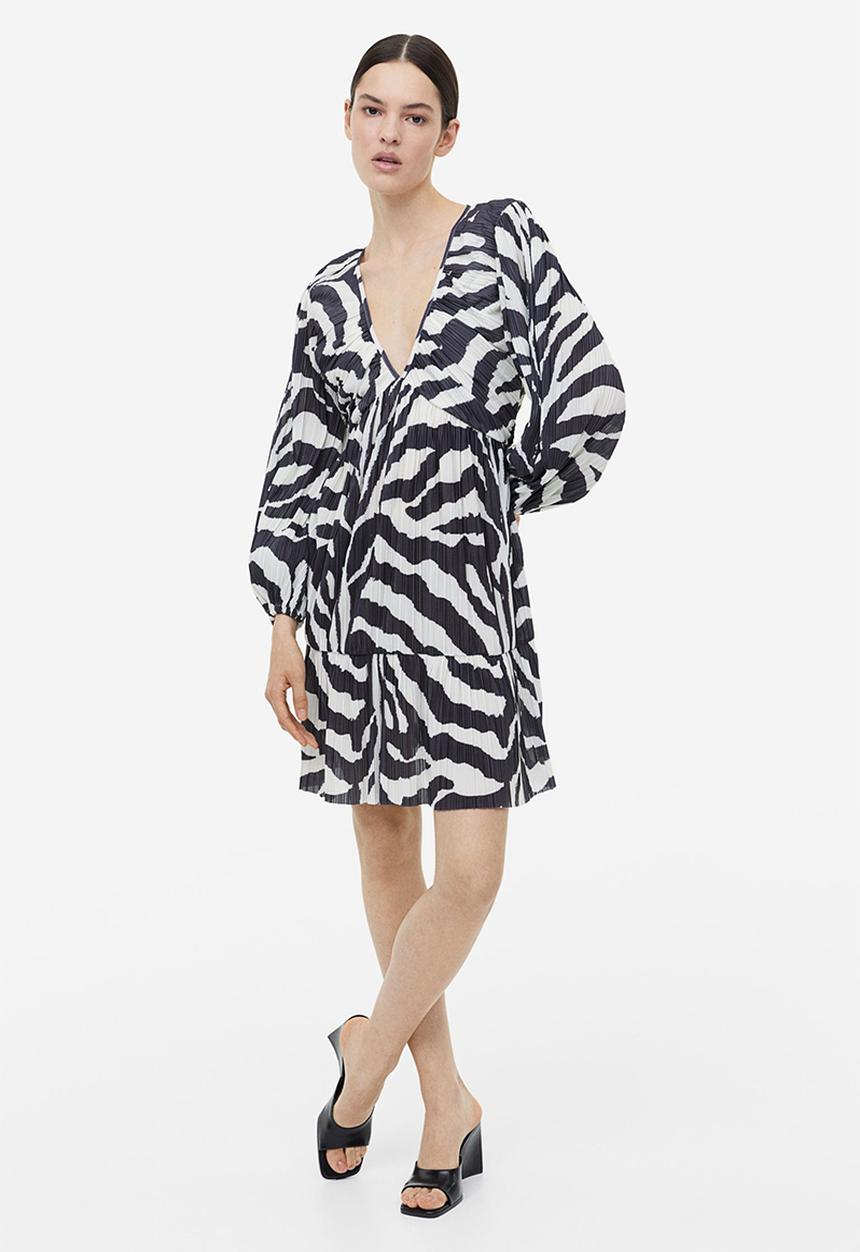 H&M - Pleated jersey dress - dark grey/zebra print