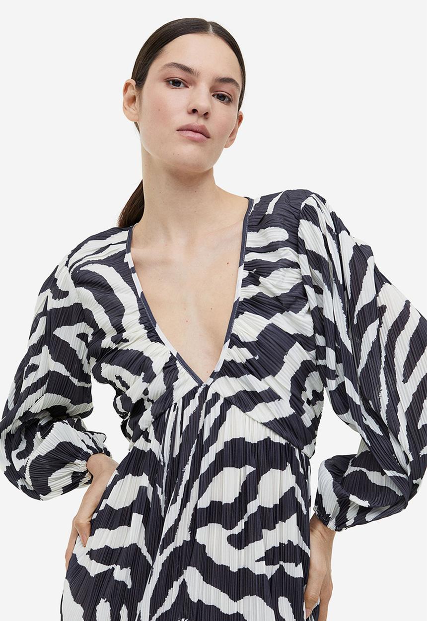 H&M - Pleated jersey dress - dark grey/zebra print
