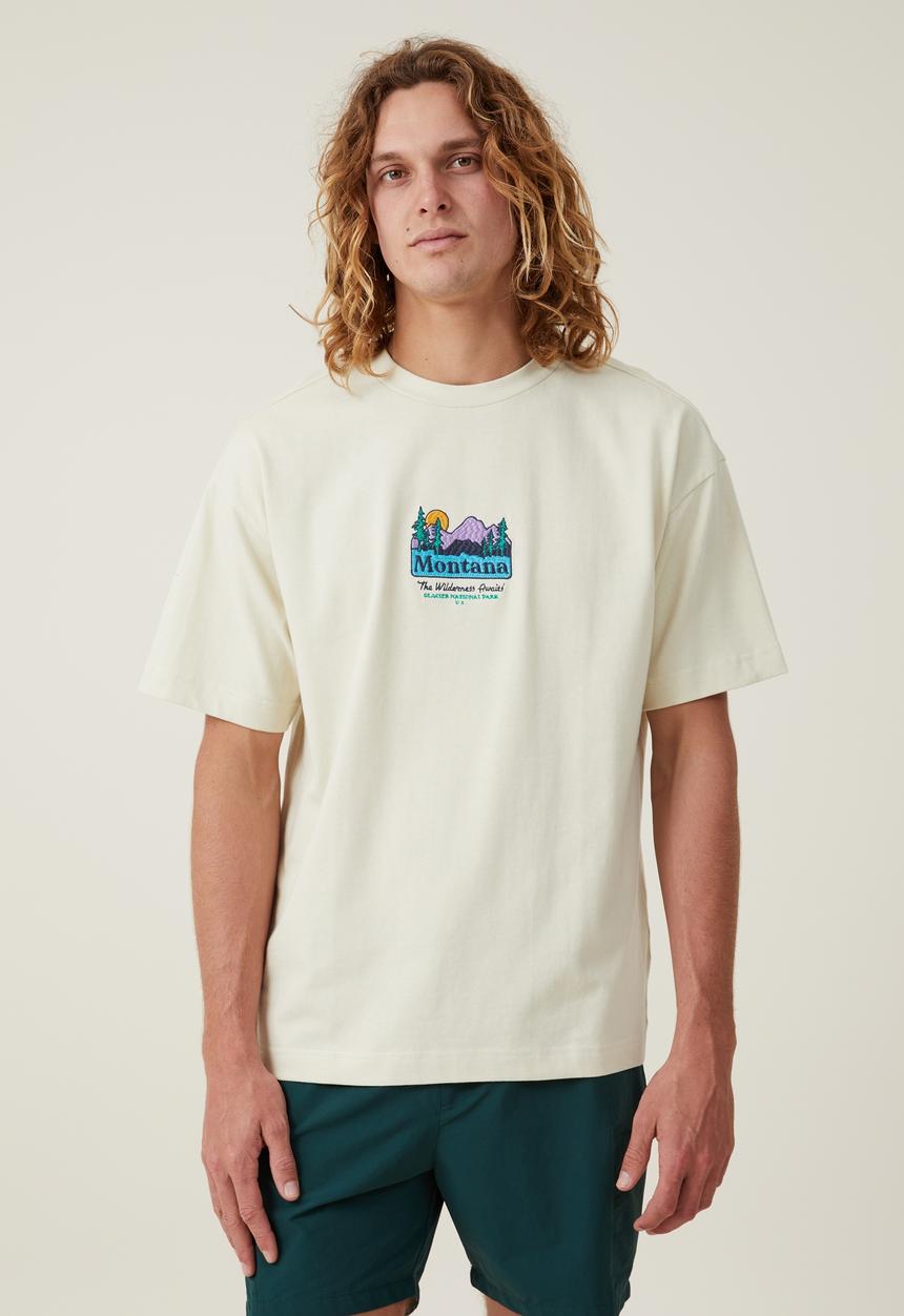 Cotton On - Box Fit Graphic T-Shirt - Ecru/Wilderness Awaits 
