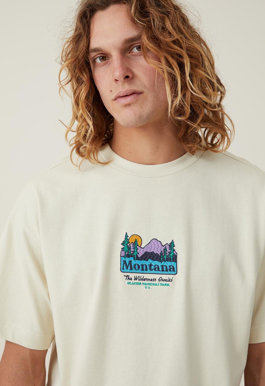 Cotton On - Box Fit Graphic T-Shirt - Ecru/Wilderness Awaits 