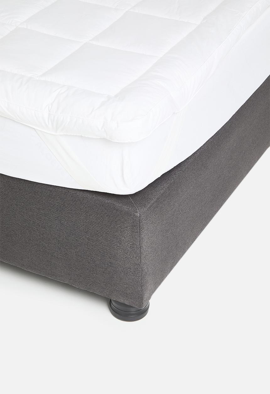 Sixth Floor - Down Alternative Mattress Topper - Cotton Gusset - white