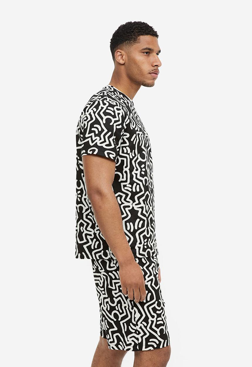 H&M - Regular fit pyjama t-shirt and shorts - black keith haring