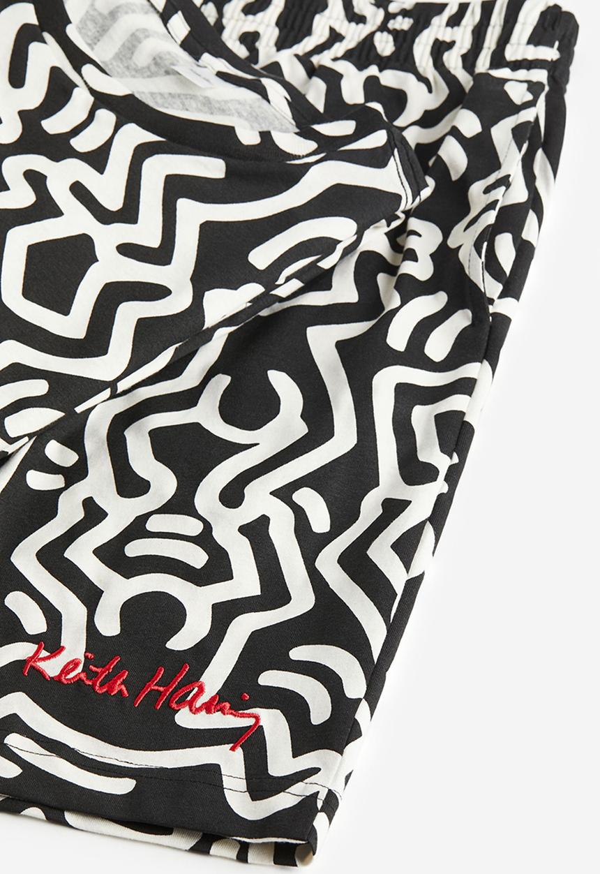 H&M - Regular fit pyjama t-shirt and shorts - black keith haring