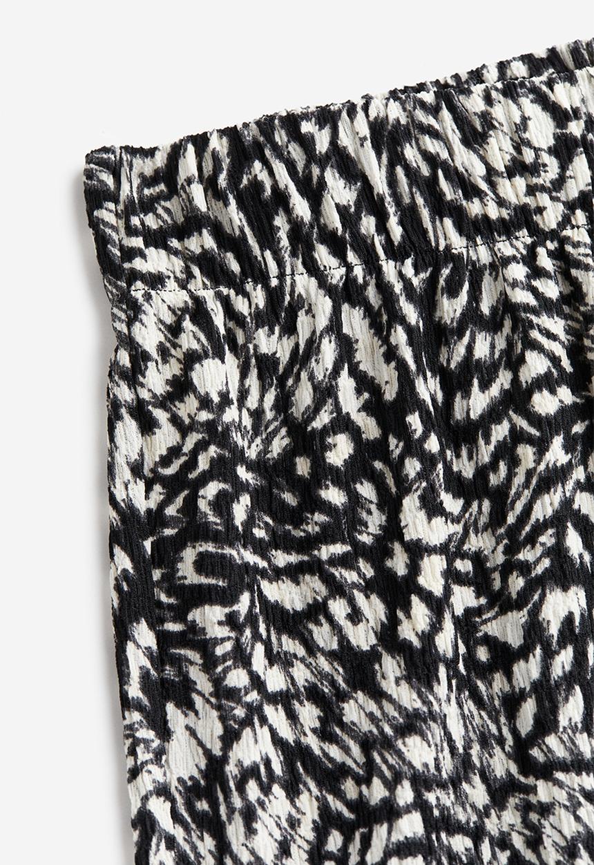 H&M - Crêpe shorts - black patterned