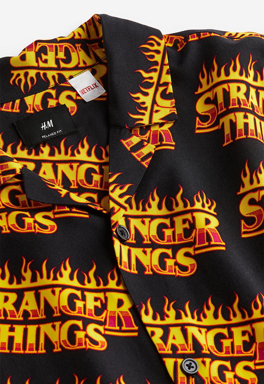 H&M - Relaxed fit patterned resort shirt - black/stranger things