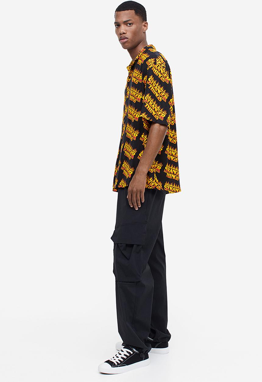 H&M - Relaxed fit patterned resort shirt - black/stranger things