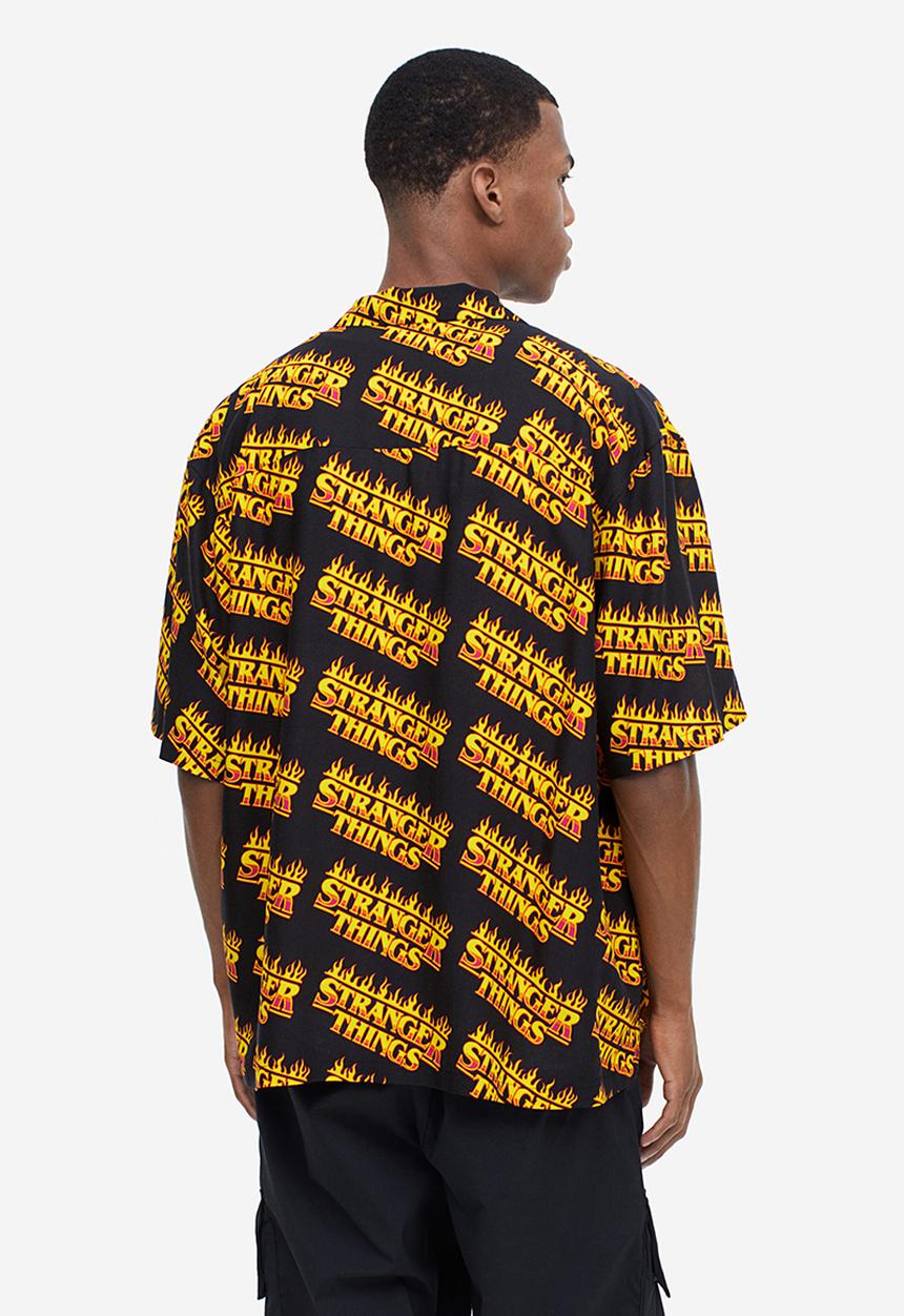 H&M - Relaxed fit patterned resort shirt - black/stranger things