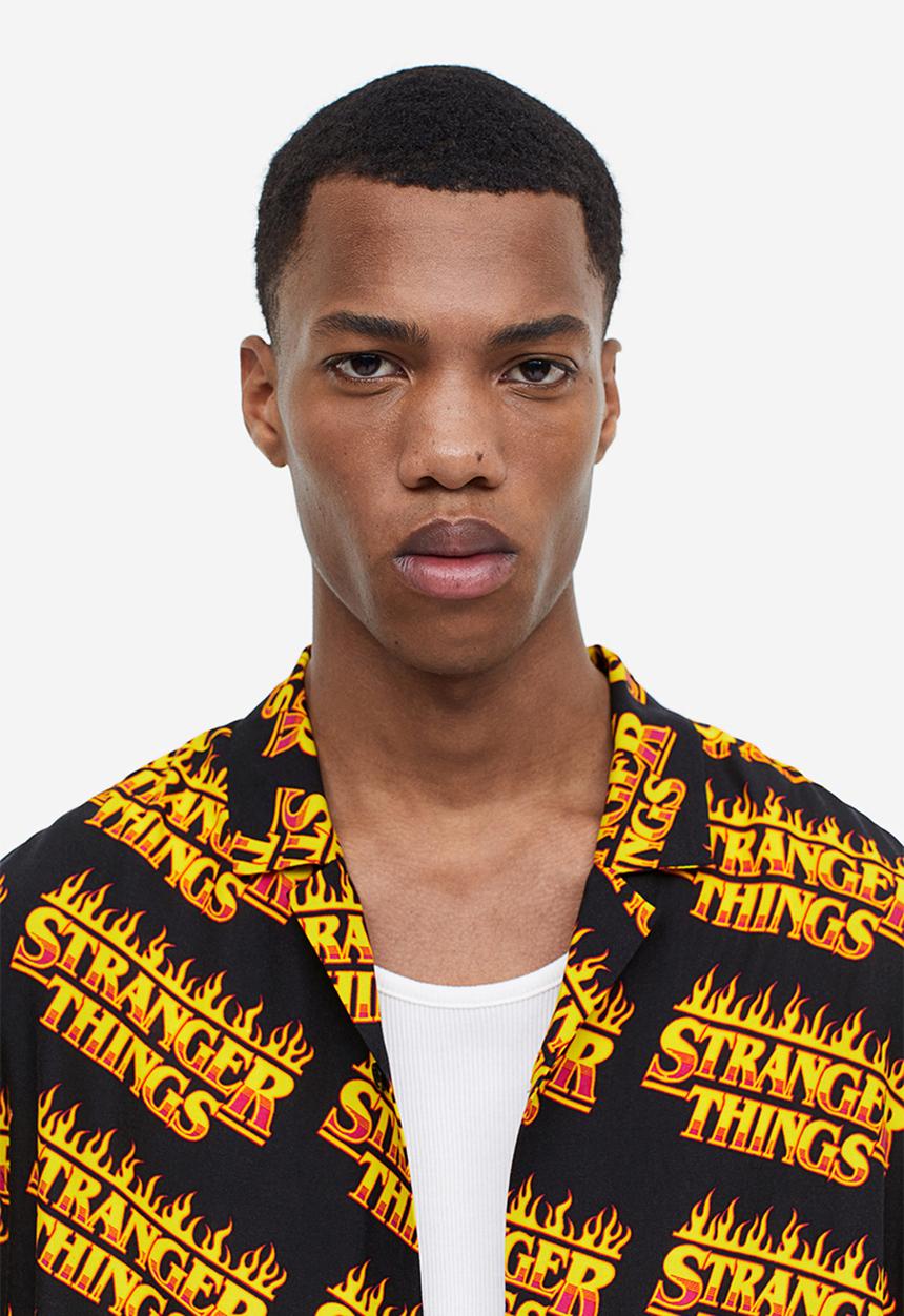 H&M - Relaxed fit patterned resort shirt - black/stranger things
