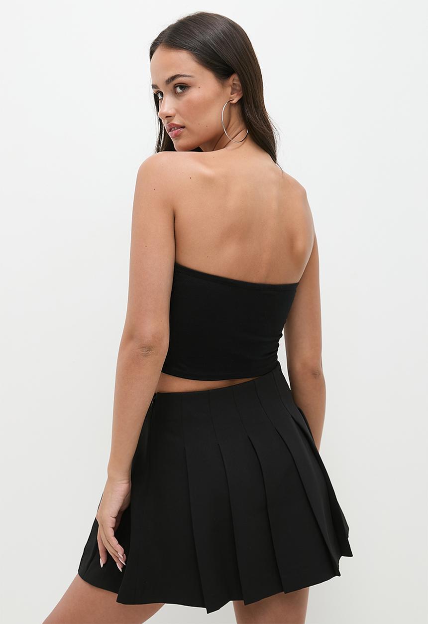 Blake - Pleated mini skirt with buckle - black