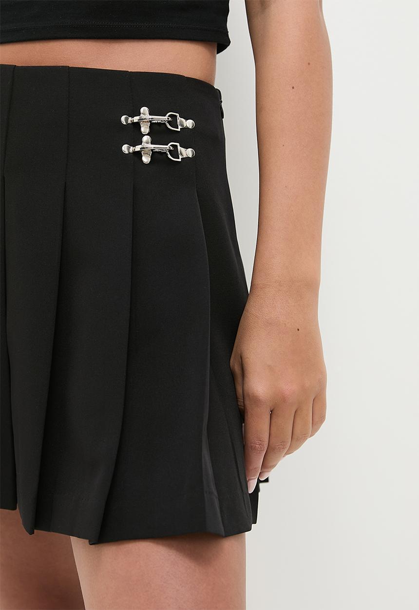 Blake - Pleated mini skirt with buckle - black